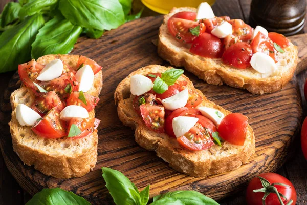 Bruschetta italiana o Crostini con tomate Mozzarella Basil — Foto de Stock