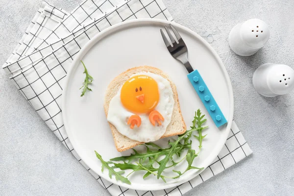 귀여운 아이 들을 위한 재미 있는 아침 식사. 치킨 샌드위치 나 토스트 화이트 접시에 모양 — 스톡 사진