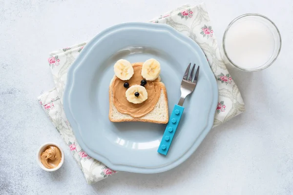 Torrada de manteiga de amendoim de banana em um prato azul, refeição para crianças — Fotografia de Stock