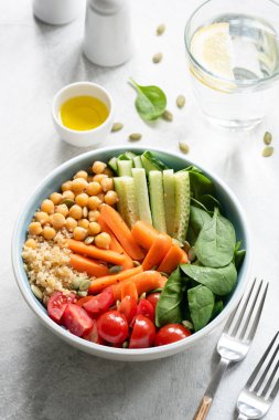 Buda'nın kase beyaz masa üzerinde Besleyici