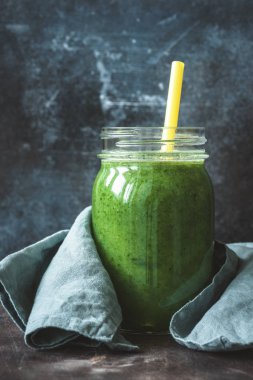 Şişe cam bardağı taşıran damla içme ile yeşil smoothie Detoks