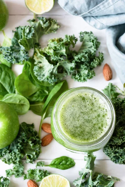 Смузи детоксикации с зелеными фруктами, овощами, шпинатом и капустой на белом — стоковое фото