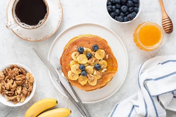 Вид зверху Смачний сніданок Млинці з медом та чорницею — стокове фото