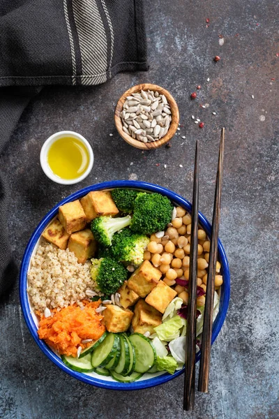 Buddha Bowl dengan quinoa, tofu, brokoli, ubi jalar dan mentimun — Stok Foto