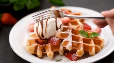 Dondurmalı Belçika waffle 'ı. Çatal, bir parça dondurma al.