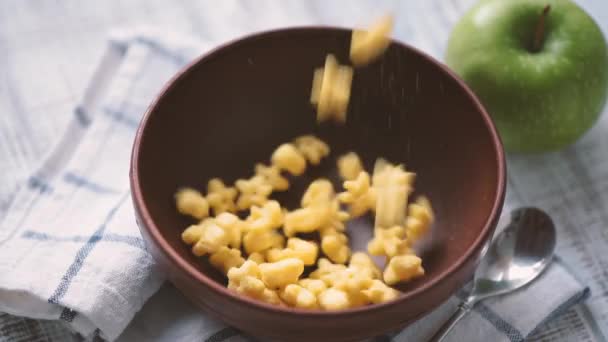 Cornflakes Desayuno Cereales Cayendo Tazón Cámara Lenta Vista Cerca — Vídeo de stock