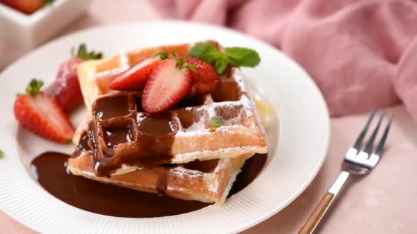 Kahvaltıda Çilek Çikolata Soslu Belçika Waffle — Stok video