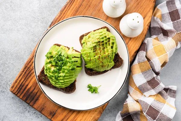 Tostadas veganas de aguacate con pan de centeno — Foto de Stock