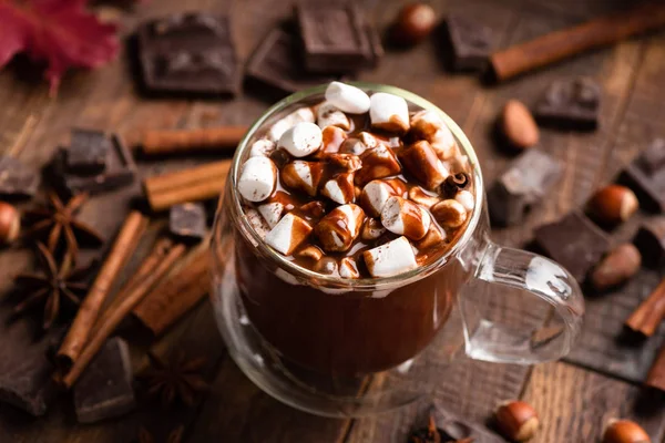 Tazza di cioccolata calda con marshmallow — Foto Stock