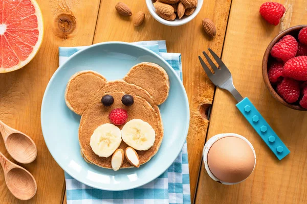 Дитячий або дитячий сніданок млинчик у формі собаки — стокове фото