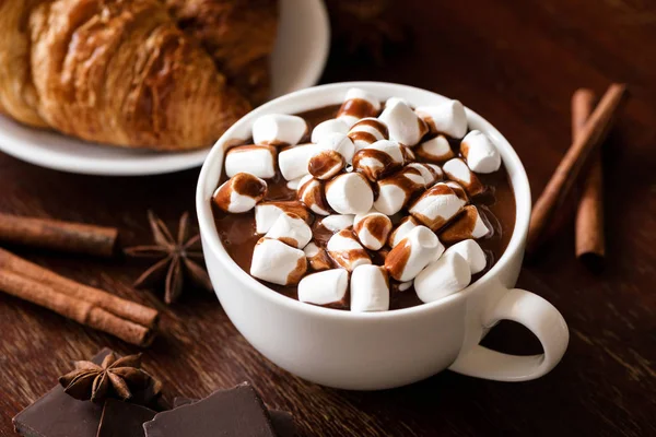 Sıcak çikolata krema ve tarçın ile — Stok fotoğraf