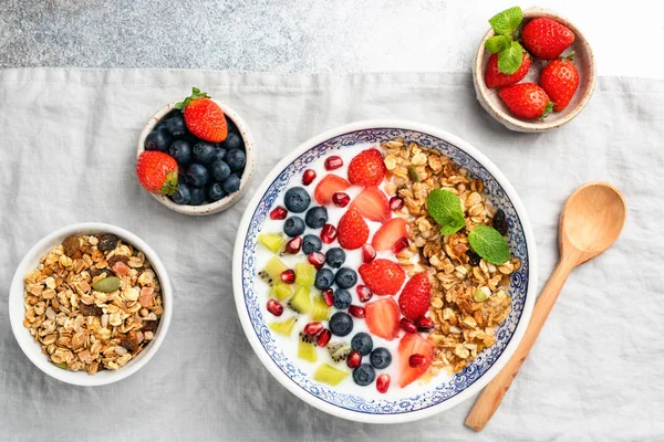 Café da manhã saudável tigela de iogurte com bagas e granola — Fotografia de Stock