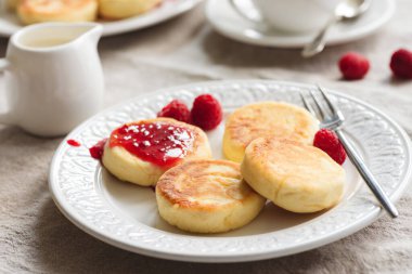 Süzme peynirli börek, reçelli şurup.