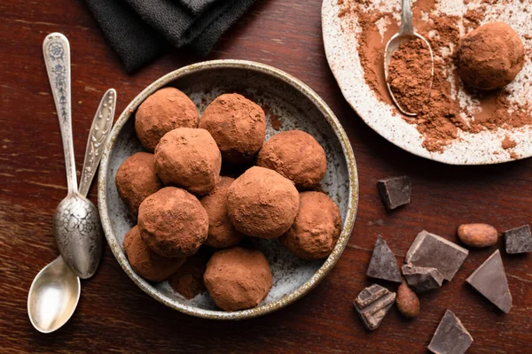 Kotitekoinen tumma suklaa tryffelit — kuvapankkivalokuva