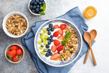 Sağlıklı Kahvaltı Meyveli Yoğurt Kasesi