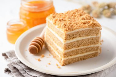 Bir dilim ballı kek. Katmanlı zencefilli kek, ballı kek.