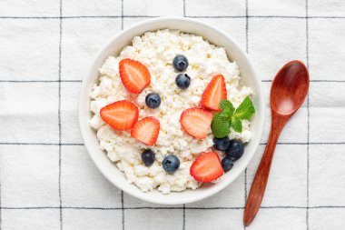 Ev yapımı süzme peynir, peynir veya taze dutlu tvorog.