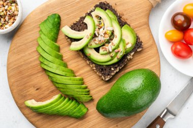 Avokado dilimleri çavdar ekmekli tost.