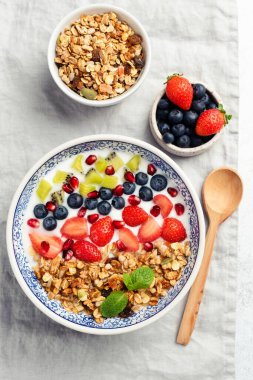 Böğürtlenli yoğurt kasesi, granola ve meyve