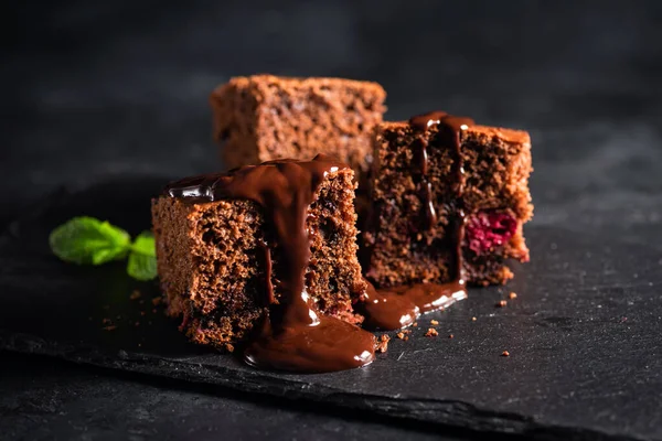 Brownies de chocolate sobre fondo de pizarra negro — Foto de Stock