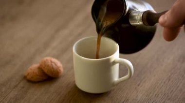 Bardağa sade kahve dolduruyorum. Türkçe kahve makinesi kullanarak espresso kahvesi.