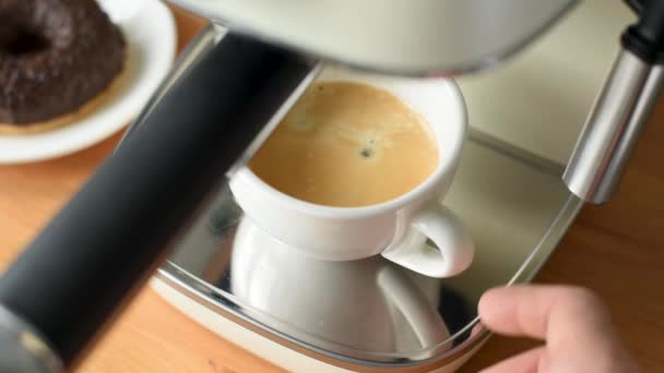 Espresso Koffiezetapparaat Koffiezetapparaat Mannelijke Hand Pick Kopje Koffie — Stockvideo