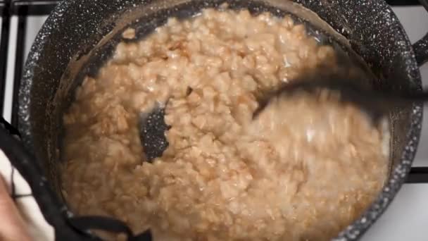 Tencerede Yulaf Lapası Pişirme Süreci Yulaf Lapasıyla Spatulayı Karıştırıyorum — Stok video