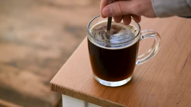 Mão Masculina Mexendo Café Com Colher Rotina Matinal Conceito Dependência — Vídeo de Stock