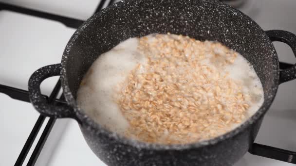 Mingau Aveia Fervente Panela Cozinhar Vegetariano Saudável Comida Pequeno Almoço — Vídeo de Stock