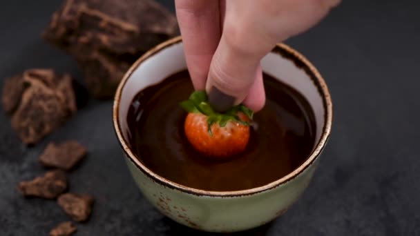 ダークチョコレートにストロベリーを浸し 自家製チョコレートフォンデュデザート バレンタインデーのためのロマンチックな食べ物 — ストック動画