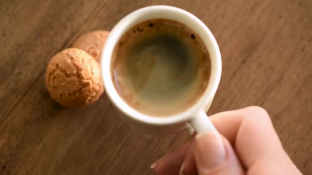 木製のテーブルの上にエスプレッソコーヒーとイタリアのアマレッティクッキー トップビューのクローズアップ — ストック動画