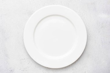 Gri çimento arka planında boş beyaz plaka