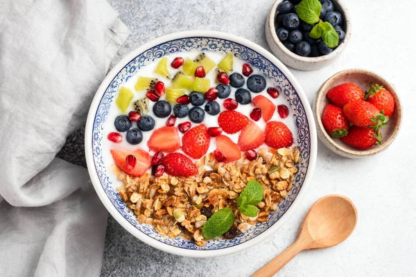 Здоровая чаша для завтрака из мюсли с фруктами и ягодами — стоковое фото