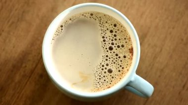 Ahşap bir arka planda sade kahve fincanı.