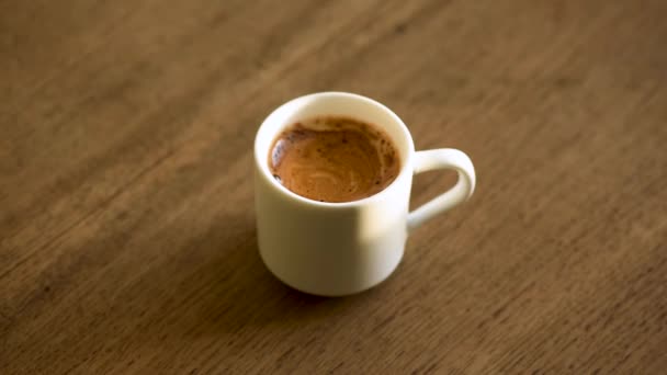 Tahta Masada Bir Fincan Espresso Kahvesi Bir Fincan Dumanı Üstünde — Stok video