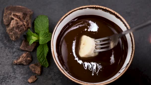 Sumergiendo Plátano Chocolate Negro Derretido Dulce Postre Saludable Vegano Caramelo — Vídeos de Stock