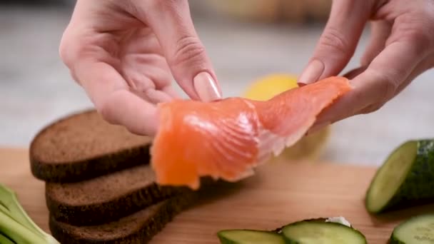 Broodje Roggebrood Met Gerookte Zalm Roomkaas Komkommer Een Hapje Een — Stockvideo
