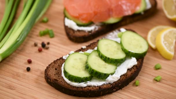 Ponga Salmón Ahumado Pan Hembra Mano Poner Rebanada Salmón Ahumado — Vídeos de Stock