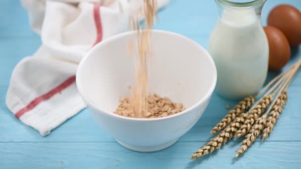 燕麦或燕麦片掉在碗里 有机燕麦卷 健康食品 清洁饮食概念 — 图库视频影像