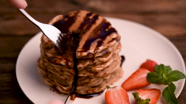 Äta Pannkakor Med Gaffel Person Som Äter Läckra Pannkakor Med — Stockvideo