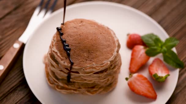 Häll Chokladsirap Pannkakor Bilder Servering Stack Pannkakor Till Frukost Trä — Stockvideo