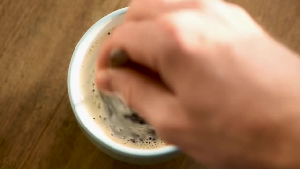 用勺子搅拌黑咖啡 早上的咖啡常规 一杯美国黑咖啡或浓缩咖啡 — 图库视频影像