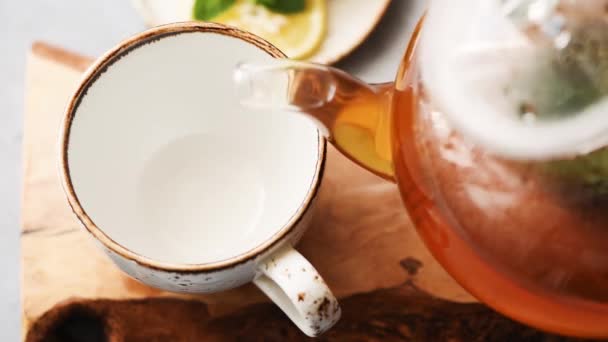 Заливаємо Зелений Чай Чашку Скляний Чайний Горщик Гарячий Здоровий Напій — стокове відео