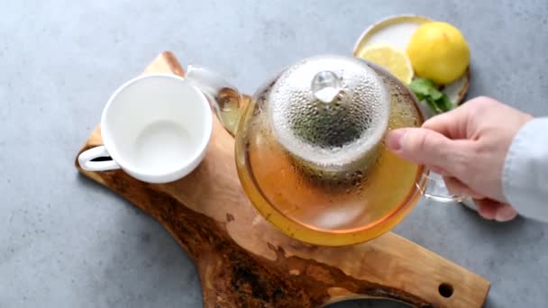 Derramando Chá Xícara Chá Ervas Hortelã Limão — Vídeo de Stock