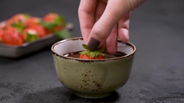 Mergulhando Morango Chocolate Derretido Dia Dos Namorados Comida Romântica Fondue — Vídeo de Stock