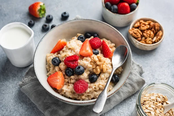 Oatmeal with berries in bowl — Stock Photo, Image