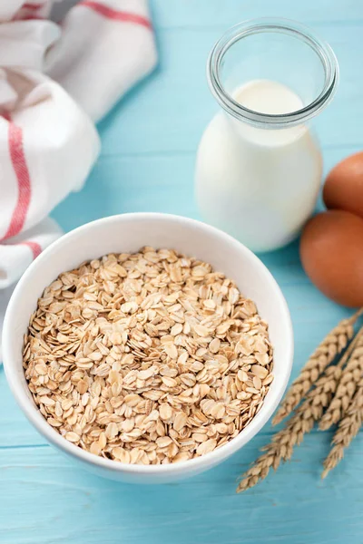 Hafer, Haferflocken und eine Flasche Milch — Stockfoto