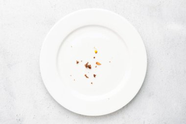Arta kalan kırıntılarla dolu bir tabak.