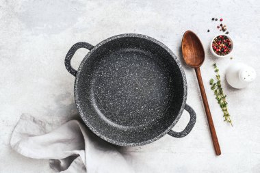 Yemek, baharat ve otlar için boş tava