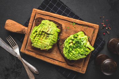 Avokado ve otlu çavdar ekmekli tost.